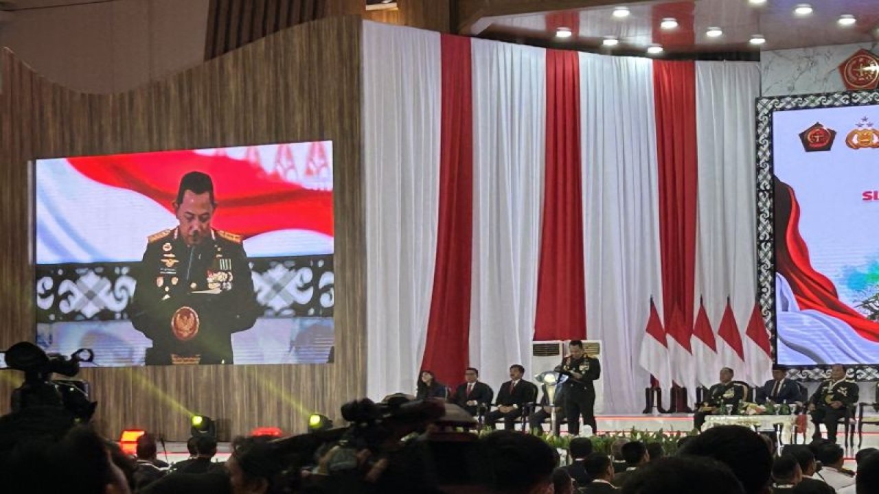 Kepala Polri, Jenderal Polisi Listyo Sigit Prabowo, memberikan sambutan dalam acara Rapim TNI-Polri di Mabes TNI, Cilangkap, Jakarta Timur, Rabu (28/2/2024). ANTARA/Laily Rahmawaty