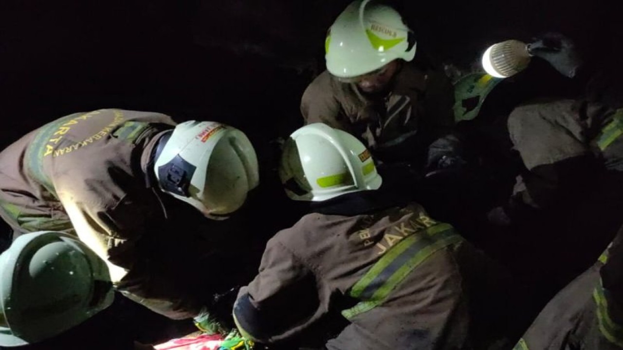 Petugas berusaha mengevakuasi korban kebakaran sebuah ruko di Jalan Kompleks PIK Penggilingan, Nomor 6 RT 10/RW 10, Cakung, Jakarta Timur, Minggu (4/1/2024) pukul 01.47 WIB. ANTARA/ HO-Sudin Gulkarmat Jakarta Timur