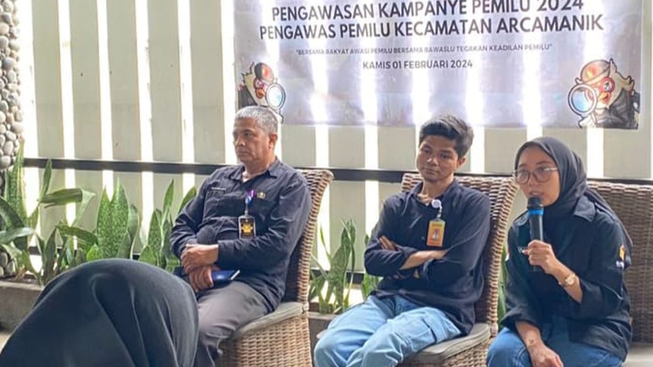 Ketua panwascam Arcamanik Rully Nova Salsabila didampingi Acep Kurnia dan Indra Ramdani lakukan press release terkait pengawasan kampanye pemilu di wilayah Arcamanik Kota Bandung