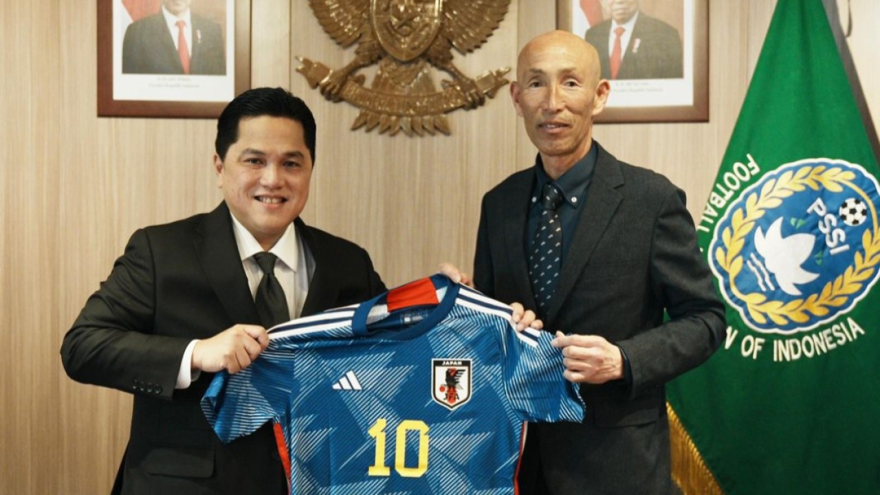 Ketua umum PSSI, Erick Thohir bersama pelatih Timnas Putri Indonesia, Satoru Mochizuki