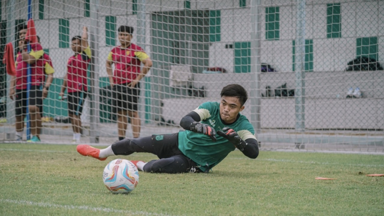 Kiper Persebaya, Ernando Ari