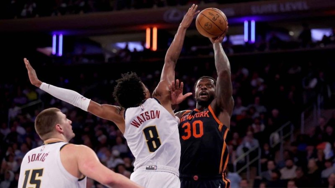 Arsip - Pebasket New York Knicks Julius Randle (30) memasukkan bola saat dihadang pebasket Denver Nuggets Peyton Watson (8) dan Nikola Jokic (15) ​​​​​​​dalam pertandingan lanjutan NBA di Madison Square Garden, New York, Amerika Seikat, Jumat (26/1/2024). Denver Nuggets kalah dari tuan rumah New York Knicks dengan skor 84-122. ANTARA FOTO/USA TODAY Sports via Reuters/Brad Penner/nym.