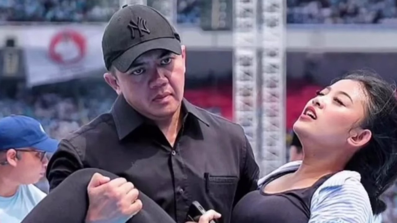 Video Mayor Teddy membopong perempuan pingsan saat kampanye akbar Prabowo di GBK/Instagram