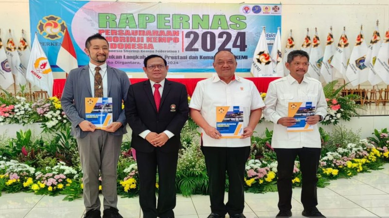 Presiden WSKO Kouma So (kiri), Ketua Umum PB Perkemi Agus Setiadji (dua dari kiri) dan Ketua Umum KONI Pusat Marciano Norman (dua dari kanan) dalam Rapernas PB Perkemi yang berlangsung di gedung Graha Garda Dirgantara, Jakarta, Kamis (1/2/2024). (ANTARA/HO-KONI Pusat)