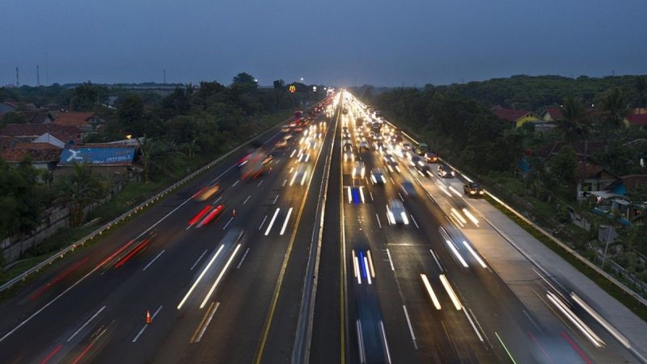 Arsip - Foto udara sejumlah kendaraan menuju Jakarta saat "contraflow" yang dilakukan secara situasional di Tol Jakarta-Cikampek, Kabupaten Karawang, Jawa Barat, Senin (1/1/2024). (ANTARA FOTO/ Fakhri Hermansyah/foc/aa)