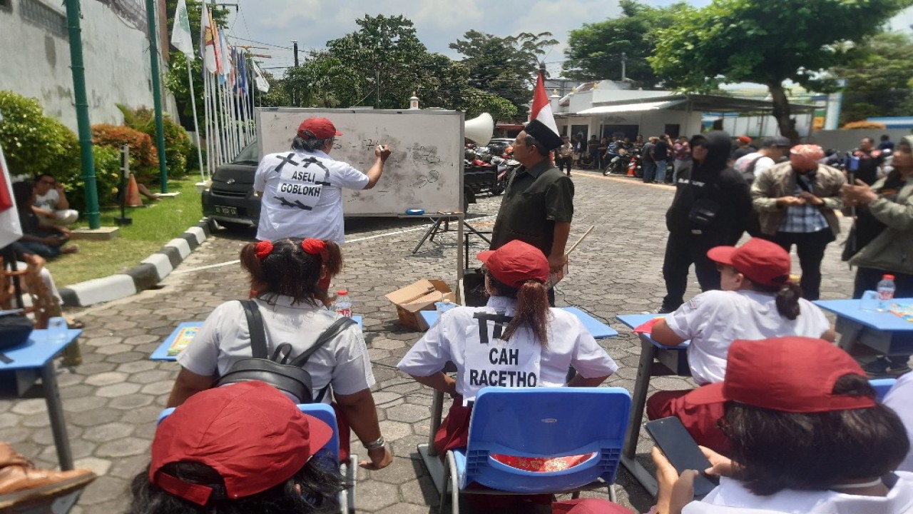 Puluhan warga Yogyakarta menggelar aksi unjuk rasa yang nyleneh memakai seragam Sekolah Dasar (SD)  di depan Kantor KPU DIY/ist