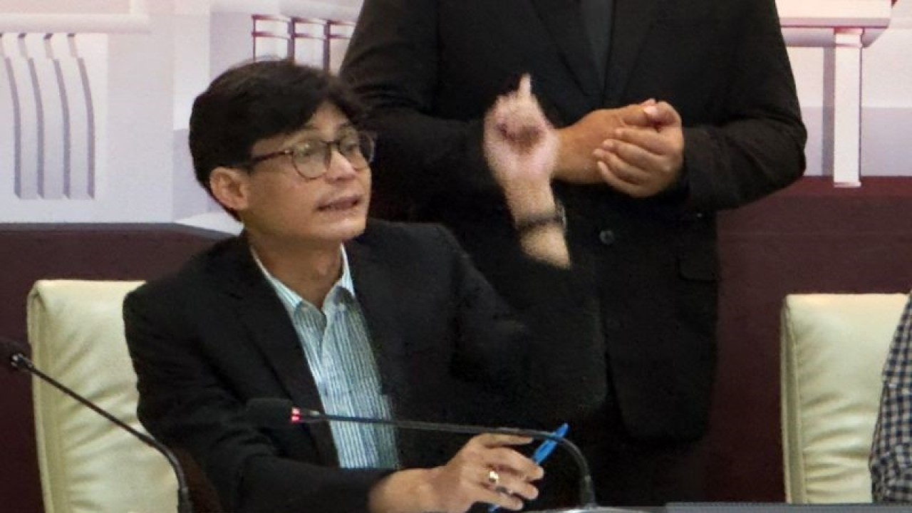 Anggota KPU RI August Mellaz saat memberikan keterangan di Gedung KPU RI, Jakarta, Jumat (2/2/2024). ANTARA/Rio Feisal/am.