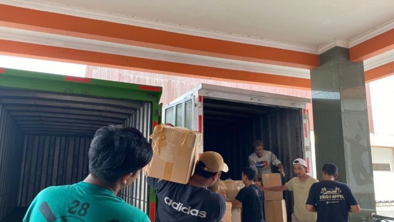 KPU Jakbar distribusikan surat suara dari GOR Tanjung Duren ke seluruh kecamatan di wilayah setempat, Kamis (1/2/2024). ANTARA/Risky Syukur