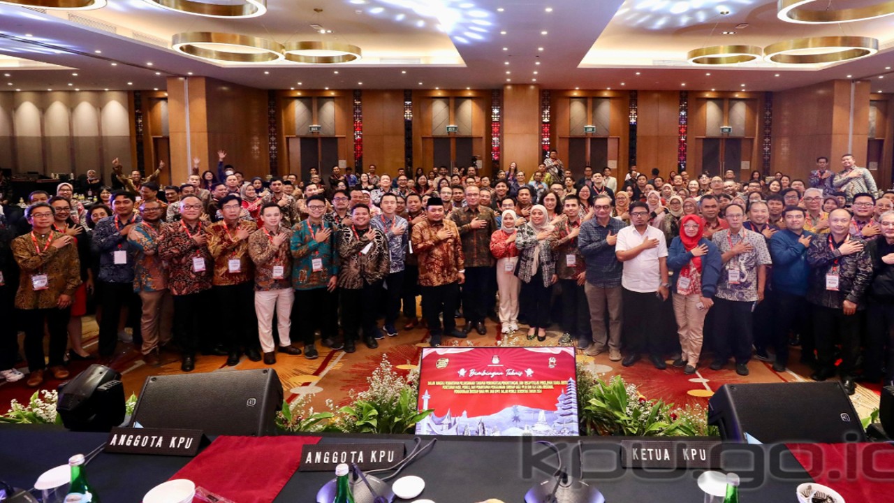 Ketua Komisi Pemilihan Umum (KPU) Hasyim Asy’ari, mengucapkan terima kasih kepada Panitia Pemilihan Luar Negeri (PPLN) yang sudah bersedia menjadi bagian dari penyelenggara pemilu dan sudah bekerja keras dalam rangka melayani Warga Negara Indonesia untuk bisa mendapatkan hak pilih dari luar negeri. (foto: kpu.go.id)