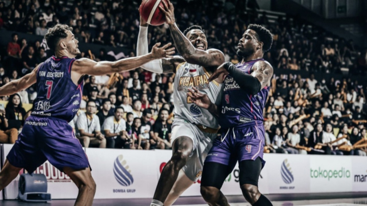 Laga pekan keempat IBL 2024 antara Bengawan Ksatria Solo vs RANS Simba Bogor