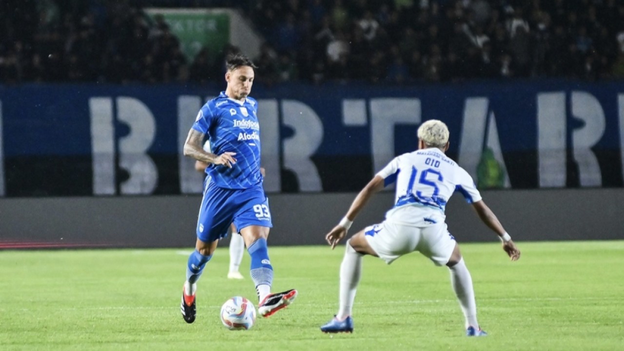 Laga Persib Bandung vs PSIS Semarang
