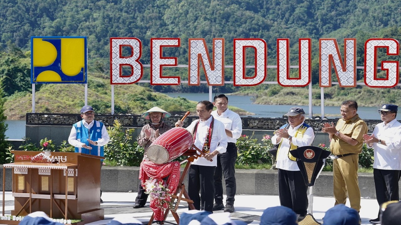 Menteri BUMN Erick Thohir mendampingi Presiden Joko Widodo (Jokowi) meresmikan Bendungan Lolak di Kabupaten Bolaang Mongondow, Sulawesi Utara (Sulut), Jumat (23/2/2024)/ist