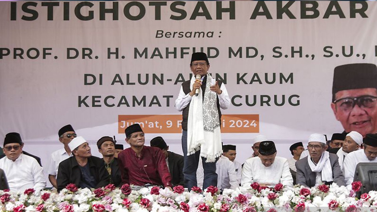Cawapres nomor urut 3 Mahfud MD menyampaikan orasi kebangsaan saat menghadiri Istigasah di Cicurug, Kabupaten Sukabumi, Jawa Barat, Jumat (9/2/2024). Dalam kunjungannya Mahfud MD mengingatkan untuk memilih pemimpin sesuai hati nurani pada Pilpres 2024. ANTARA FOTO/Henry Purba/Spt.