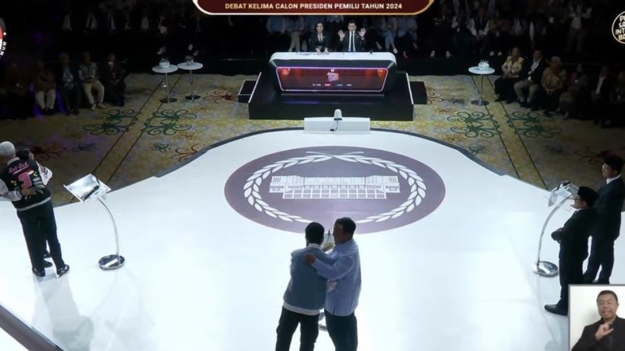 Tangkapan layar suasana debat kelima capres setelah masing-masing kandidat memberikan kata penutupnya di Jakarta, Minggu (4/2/2024). (ANTARA/Youtube-KPU RI)