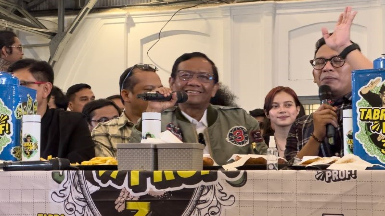 Arsip foto - Cawapres nomor urut 3 Mahfud Md dalam acara “Tabrak, Prof!” di Pos Bloc, Jakarta, Rabu (7/2/2024). ANTARA/Rio Feisal