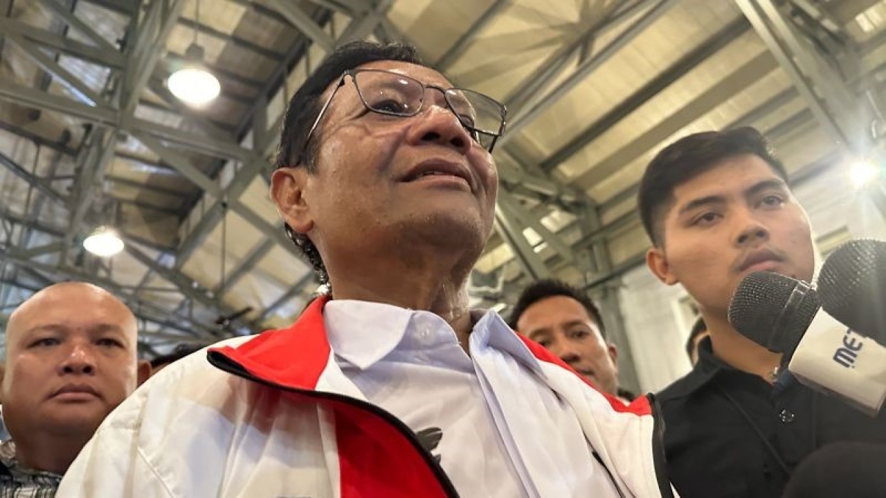 Cawapres RI Mahfud Md. saat memberikan keterangan usai menghadiri "Tabrak,Prof!" di Pos Bloc, Jakarta, Rabu (7/2/2024). ANTARA/Rio Feisal