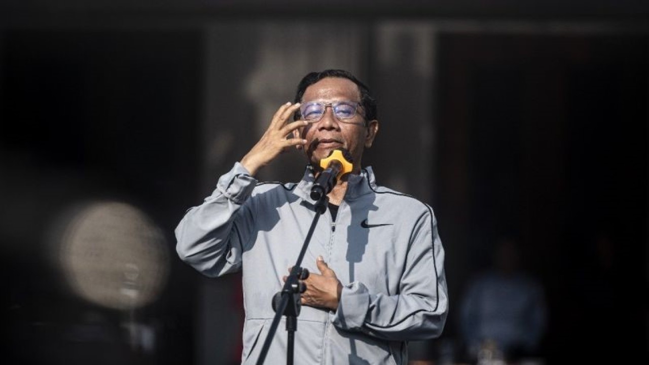 Menko Polhukam Mahfud MD menyampaikan sambutan pada hari terakhir kerja sebagai Menko Polhukam di halaman Kantor Kemenko Polhukam, Jumat (2/2/2023). Mahfud MD mengundurkan diri dari Menko Polhukam karena maju sebagai calon wakil presiden nomor urut 3 pada Pemilu 2024. ANTARA/Aprillio Akbar.