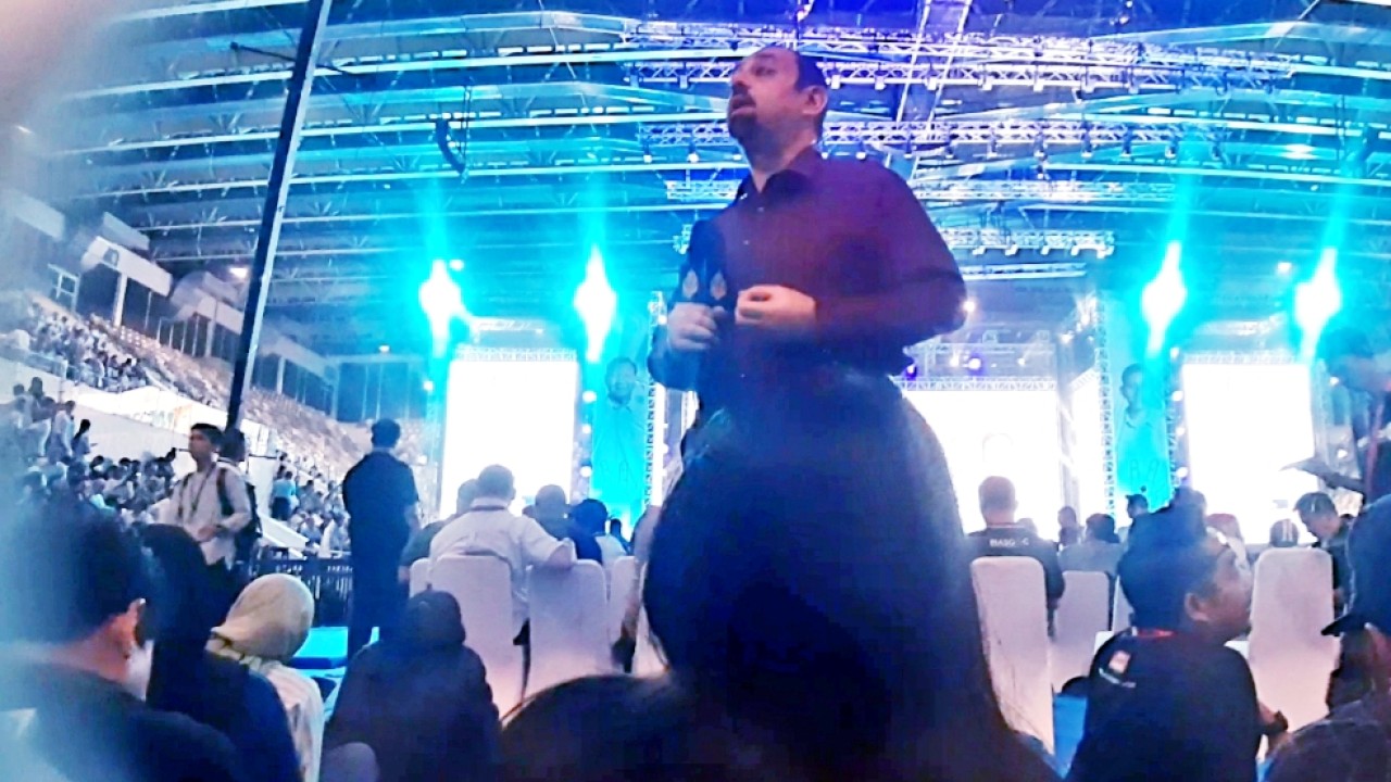 Seorang Jurnalis Al Jazeerah sedang meliput kegiatan pidato kemenangan Prabowo-Gibran/Nusantaratv.com