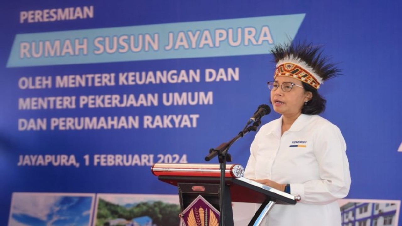 Menteri Keuangan (Menkeu) Sri Mulyani Indrawati saat meresmikan bangunan Rusunara Kemenkeu Papua pada Kamis (1/2) (ANTARA/HO-Humas Kemenkeu Papua)