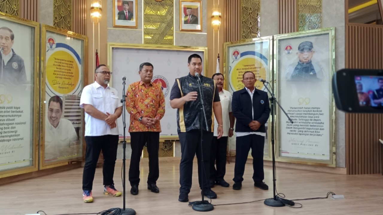 Menpora Dito Ariotedjo bersama perwakilan cabang olahraga, anggota KONI dan KOI