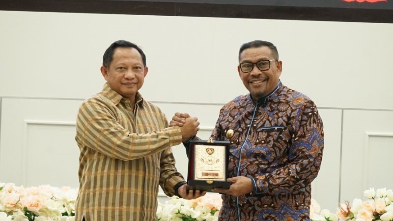 Menteri Dalam Negeri (Mendagri) M. Tito Karnavian (kiri). ANTARA/DedyAzis