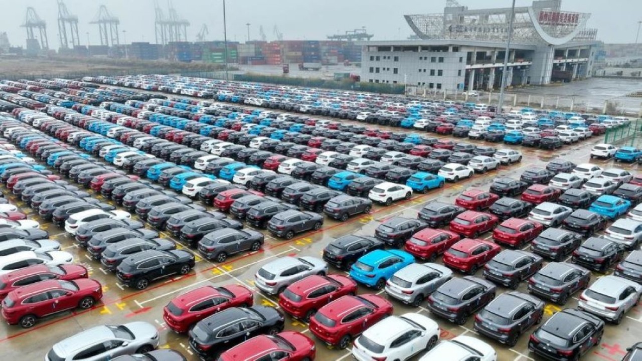 Foto drone udara yang diambil pada 30 Januari 2024 menunjukkan kendaraan untuk ekspor di terminal Jiangyin Pelabuhan Fuzhou di Provinsi Fujian, China tenggara. (Lin Shanchuan/Xinhua)