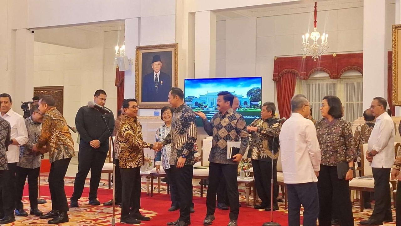 AHY dan Moeldoko berjabat tangan saat bertemu pertama kali di Istana Negara/ist