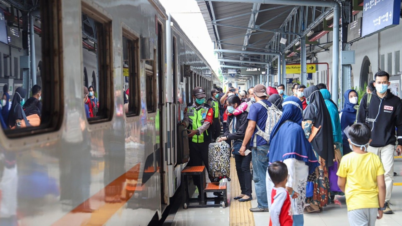 Para penumpang yang hendak mudik Lebaran 2024 menggunakan kereta api memadati stasiun/ist
