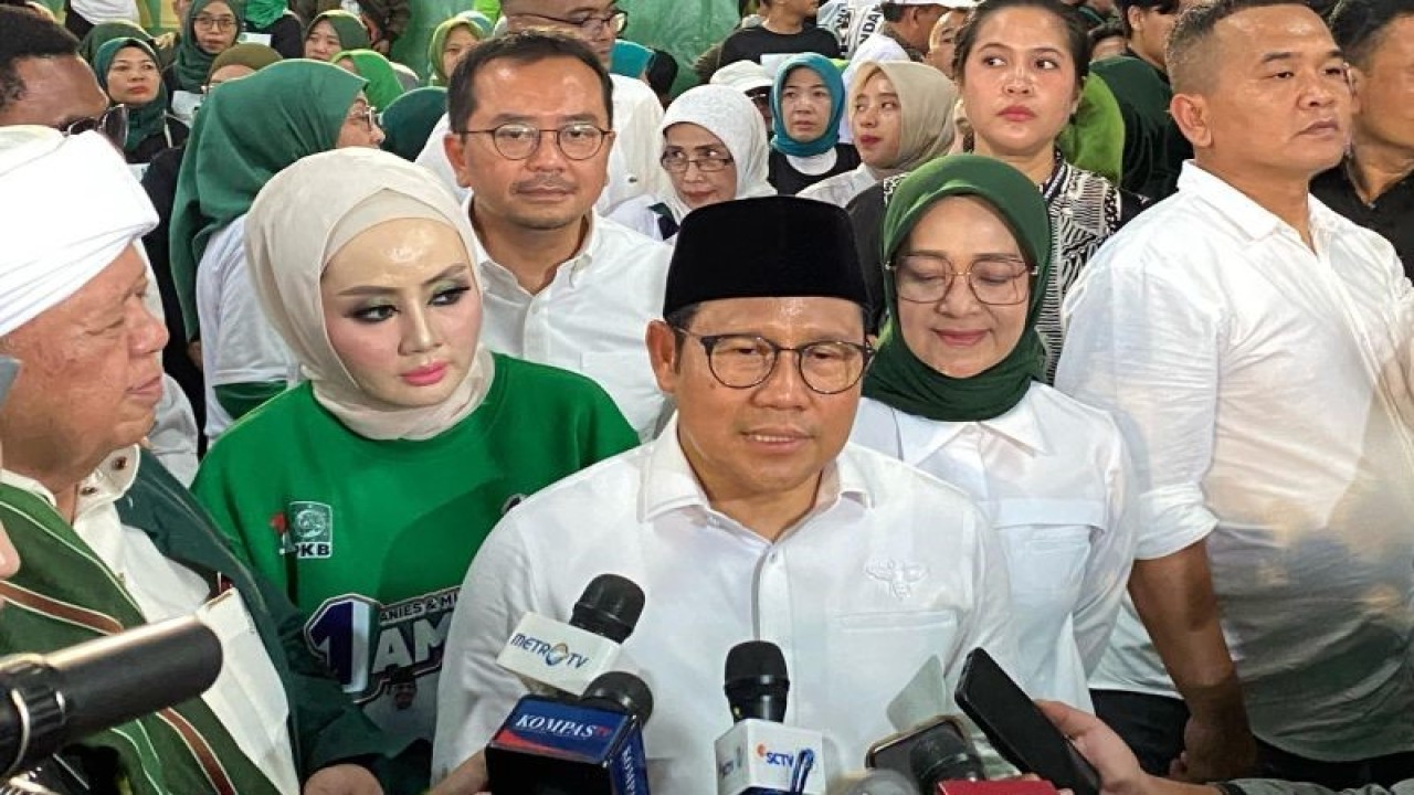 Calon wakil presiden nomor urut 1 Muhaimin Iskandar memberikan keterangan pers usai kampanye akbar Partai Kebangkitan Bangsa (PKB) bertajuk, JABAR Ngahiji, AMIN Kahiji (rebut kemenangan) di GOR C-Tra Arena Kota Bandung, Jawa Barat, Kamis (8/2/2024). (ANTARA/Fauzi Lamboka)