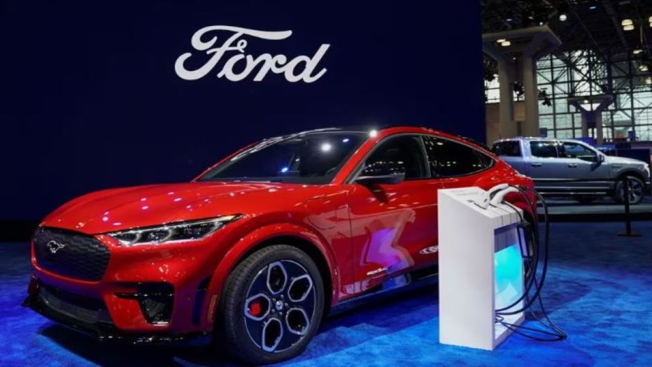 Ford Mustang Mach-E dipresentasikan di New York International Auto Show, di Manhattan, New York City, Amerika Serikat, 5 April 2023. (Dok/David 'Dee' Delgado/Reuters)