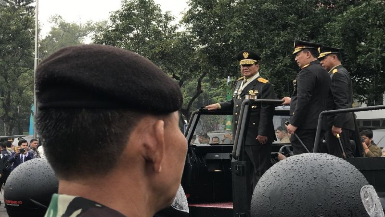 Menteri Pertahanan Jenderal TNI (HOR) Prabowo Subianto (kiri), Panglima TNI Jenderal TNI Agus Subiyanto, dan Kapolri Jenderal Pol. Listyo Sigit Prabowo memeriksa kesiapan prajurit TNI dan alutsista di halaman depan lokasi Rapat Pimpinan TNI-Polri Tahun 2024 di Markas Besar TNI, Cilangkap, Jakarta, Rabu (28/2/2024). (ANTARA/Genta Tenri Mawangi)