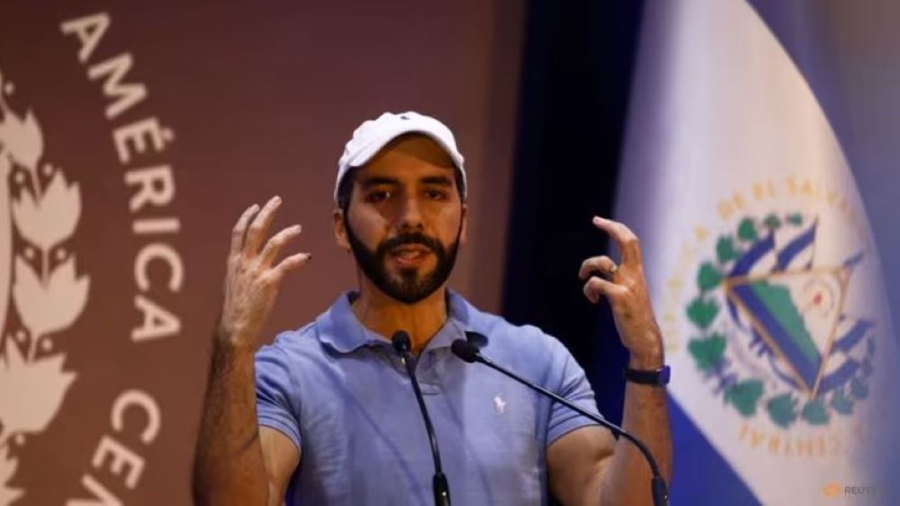 Presiden El Salvador, yang mencalonkan diri kembali, Nayib Bukele dari partai Nuevas Ideas, berbicara dalam konferensi pers pada hari pemilihan presiden, di San Salvador, El Salvador, 4 Februari 2024. (Jose Luis Gonzalez/Reuters)