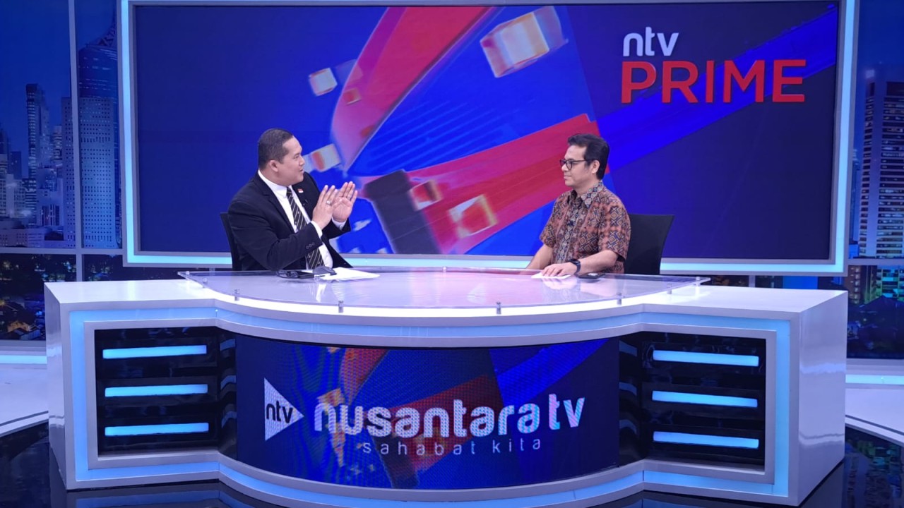 Wakil Menteri Komunikasi dan Informatika, Nezar Patria (kanan) saat dialog bersama presenter Donny De Keizer dalam program NTV Prime di Studio NusantaraTV, Jumat (23/2/2024).