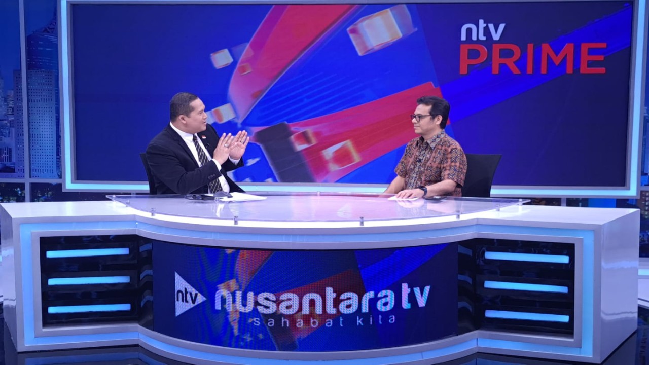 Wakil Menteri Komunikasi dan Informatika Nezar Patria saat dialog bersama presenter Donny De Keizer dalam program NTV Prime di Studio NusantaraTV, Jumat (23/2/2024).
