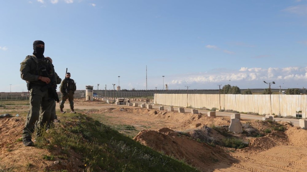 Polisi perbatasan mengawasi penyeberangan perbatasan Kerem Shalom, Israel selatan, 29 Januari 2024. (EPA)