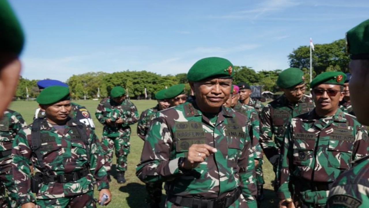 Panglima Komando Daerah Militer IX/Udayana Mayor Jenderal TNI Harfendi meninjau kesiapan personel pada apel gelar pasukan dalam rangka pengamanan Pemilu tahun 2024 di Lapangan Puputan Niti Mandala Renon, Denpasar, Bali, Kamis (1/2/2024). ANTARA/HO-Penerangan Kodam Udayana