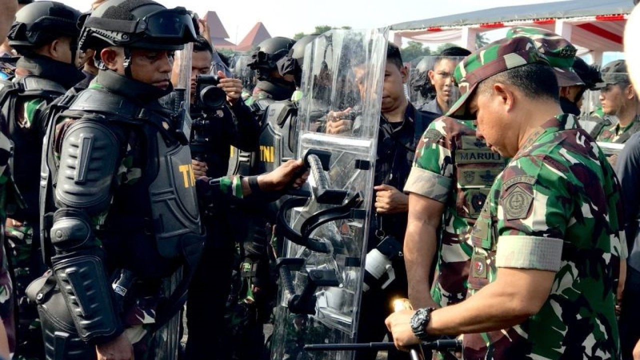 Panglima TNI Jenderal TNI Agus Subiyanto (kanan) mengecek alat penanggulangan huru-hara prajurit TNI saat apel gelar pasukan pengamanan Pemilu 2024 di Pangkalan Udara Halim Perdanakusuma, Jakarta, Kamis (1/2/2024). ANTARA/Genta Tenri Mawangi.