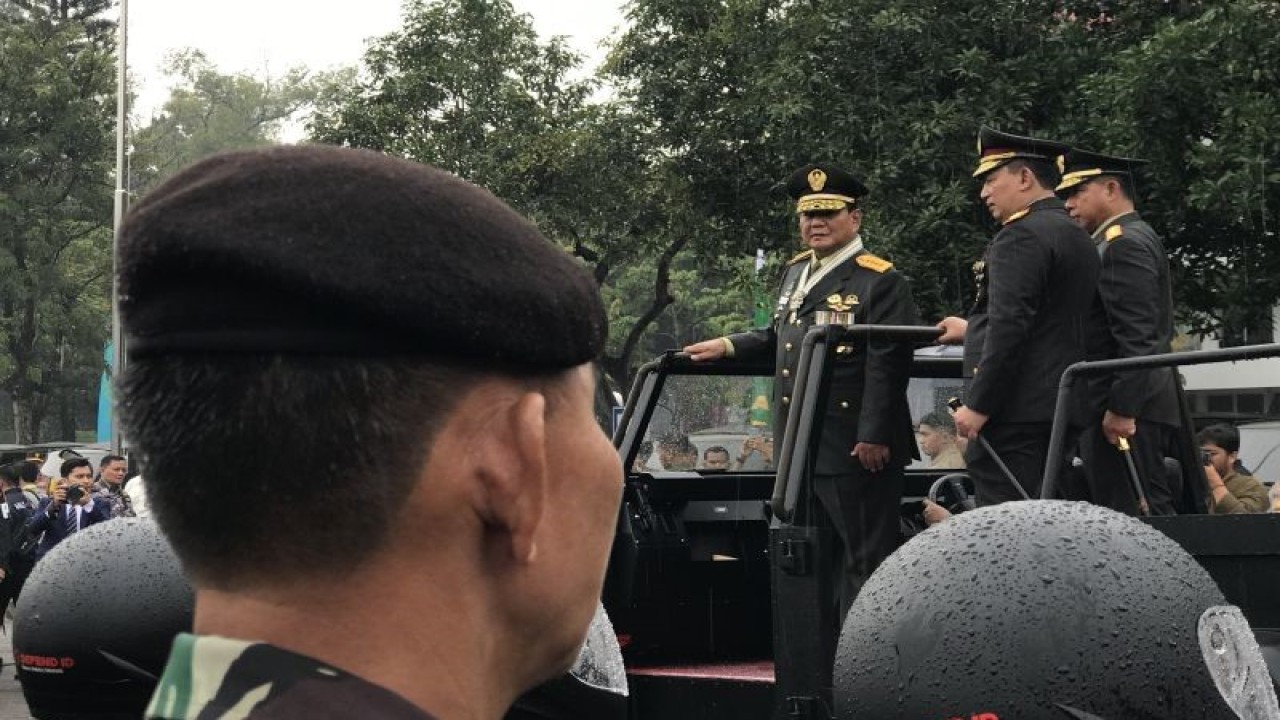 Panglima TNI Jenderal TNI Agus Subiyanto bersama Menhan Jenderal TNI (HOR) Prabowo Subianto (kiri) dan Kapolri Jenderal Pol. Listyo Sigit Prabowo mengecek kesiapan prajurit TNI dan sejumlah alutsista di halaman depan lokasi Rapim TNI-Polri Tahun 2024 di Markas Besar TNI, Cilangkap, Jakarta, Rabu (28/2/2024). (ANTARA/Genta Tenri Mawangi)