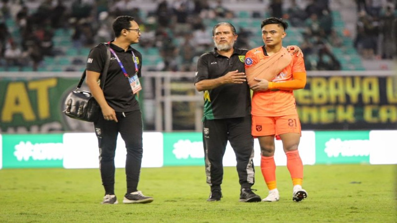 Penjaga gawang Persebaya Ernando Ari Sutaryadi (kanan) didampingi pelatih kiper Benyamin Van Breukelen (tengah) usai pertandingan melawan Bhayangkara Presisi FC di Stadion GBT Surabaya, Minggu (4/2/2024). ANTARA/Rizal Hanafi