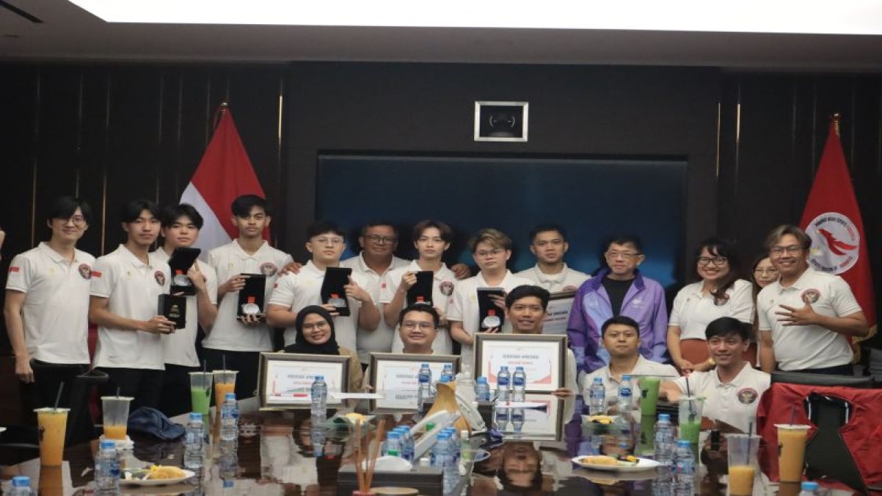 Tim Nasional Esports Indonesia bersama jajaran PB ESI saat pemberian hadiah dari prestasi di Kejuaraan Dunia IESF 2023 Rumania. (ANTARA/HO/PB ESI)