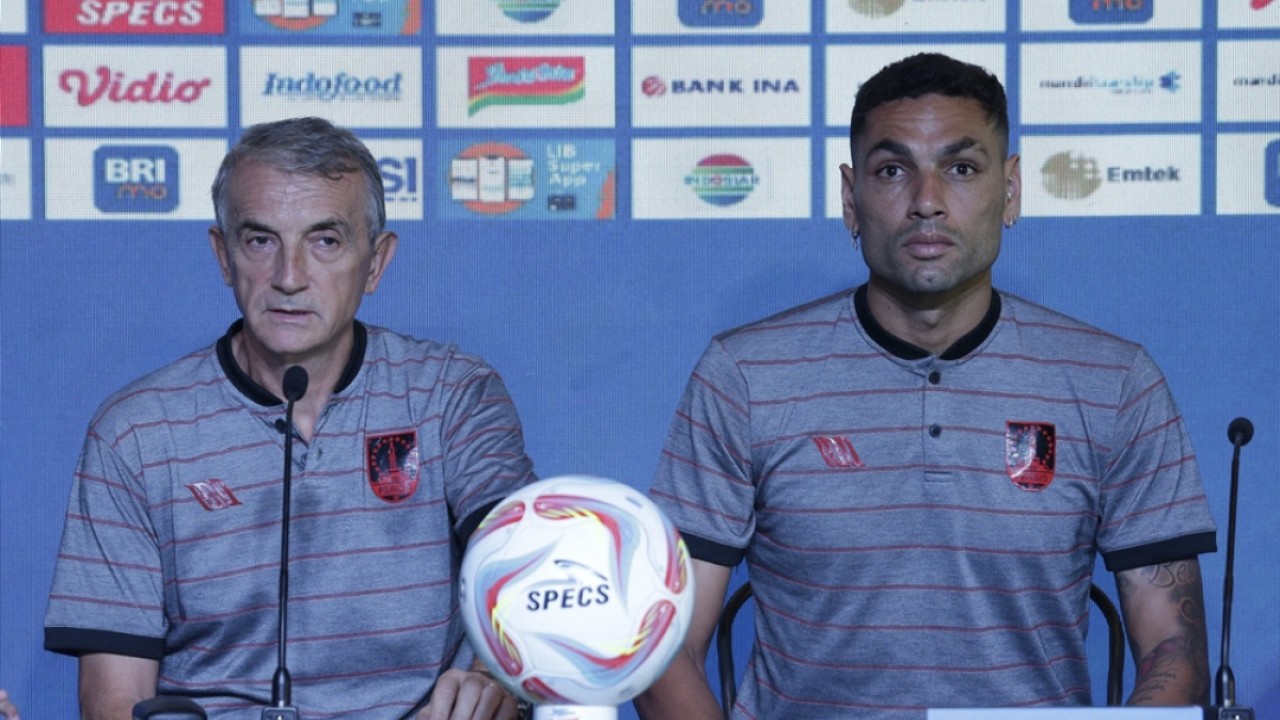 Pelatih Milomir Seslija bersama pemain belakang Persis Solo