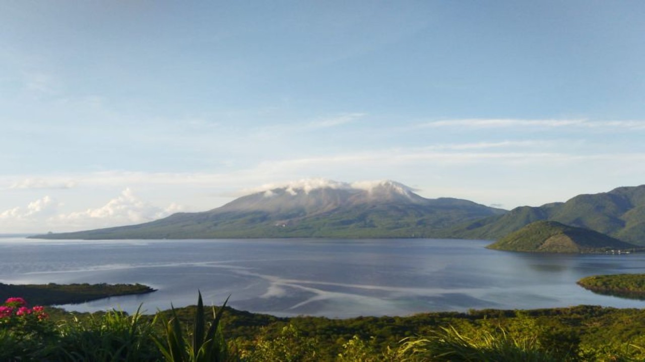 Visual Gunung Lewotobi Laki-laki dan Lewotobi Perempuan yang diambil dari Eputobi Flores Timur NTT, Rabu (31/1/2024). ANTARA/Fransiska Mariana Nuka.