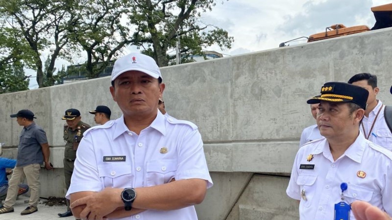 Sekretaris Daerah Kota Bandung Ema Sumarna saat memberikan keterangan di Kota Bandung, Jawa Barat, Kamis (1/2/2024). (ANTARA/Rubby Jovan)