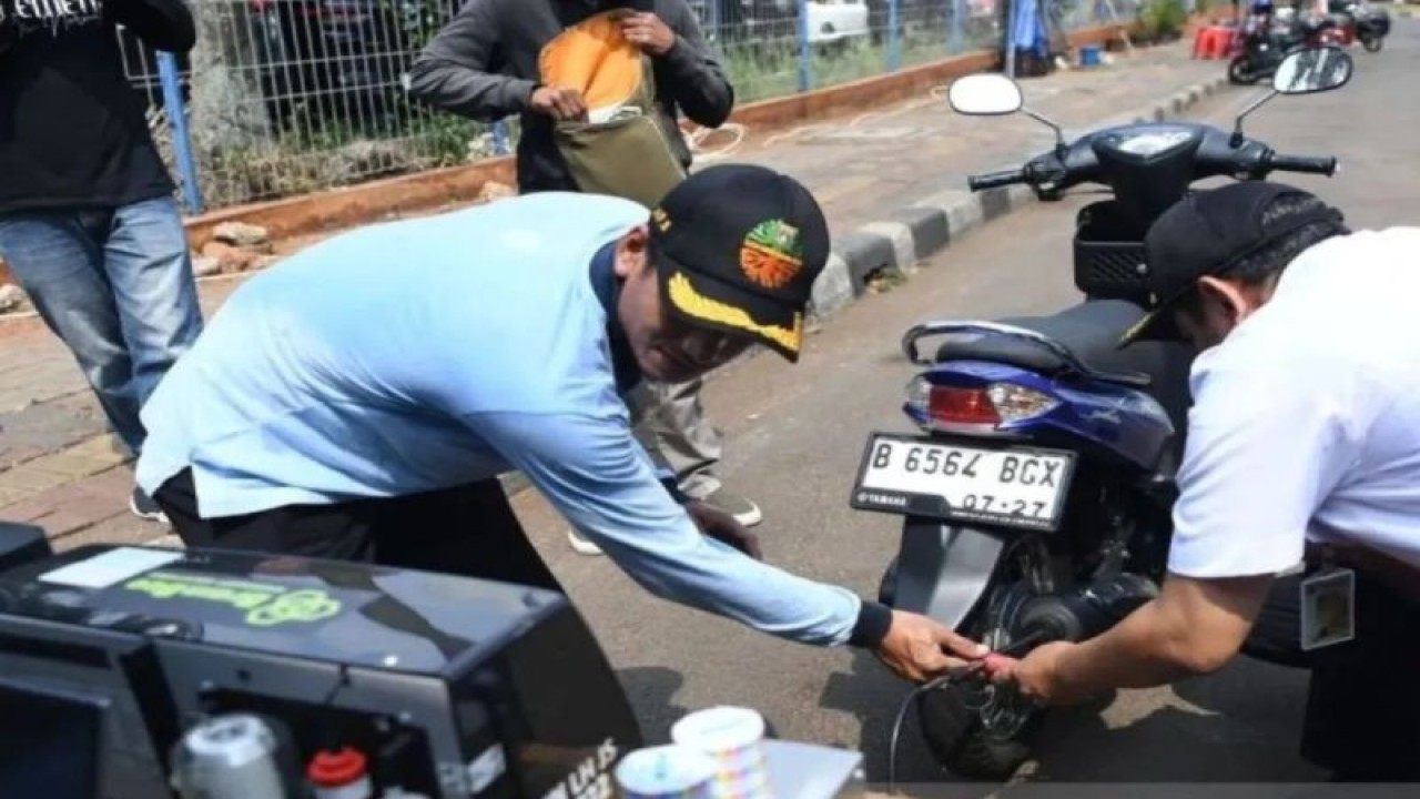 Petugas Suku Dinas Lingkungan Hidup Jakarta Selatan menguji emisi kendaraan bermotor saat razia di Lebak Bulus, Jakarta Selatan, Rabu (1/11/2023). (ANTARA FOTO/Sigid Kurniawan/tom)