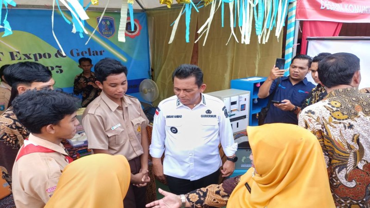 Gubernur Kepri berdiskusi dengan siswa SMKN 4 Kijang, Kabupaten Bintan di sela kunjungannya ke sekolah tersebut, Kamis (1/2/2024). (ANTARA/Ogen)