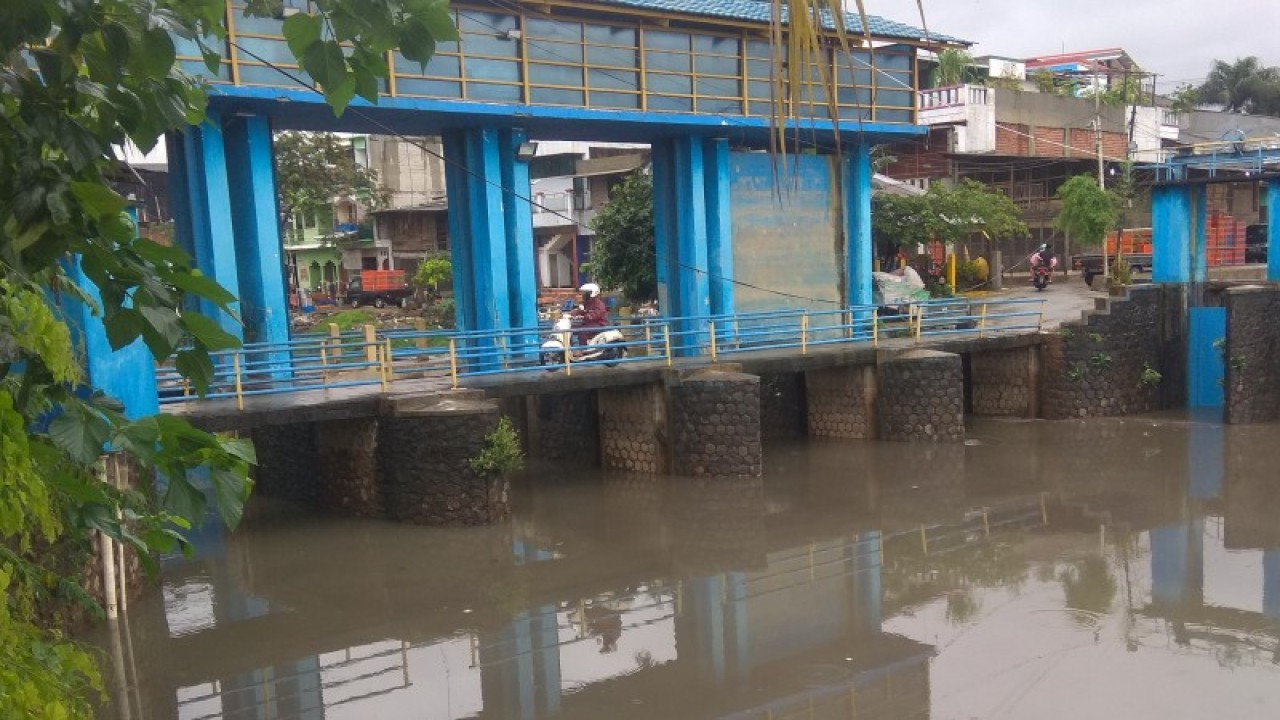BPBD DKI Jakarta menaikkan status tinggi muka air di pintu air Pulo Gadung, Jatinegara Kaum, Jakarta Timur, menjadi siaga 3, pada Rabu (14/2/2024) pagi. (Istimewa)