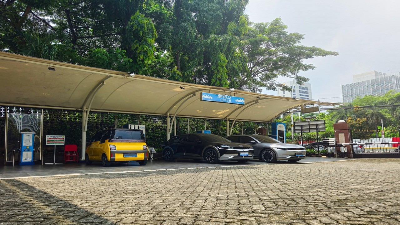 Stasiun Pengisian Kendaraan Listrik Umum (SPKLU) kini tersebar di 48 lokasi di Jakarta semakin memudahkan pemilik mobil dan motor listrik/ist