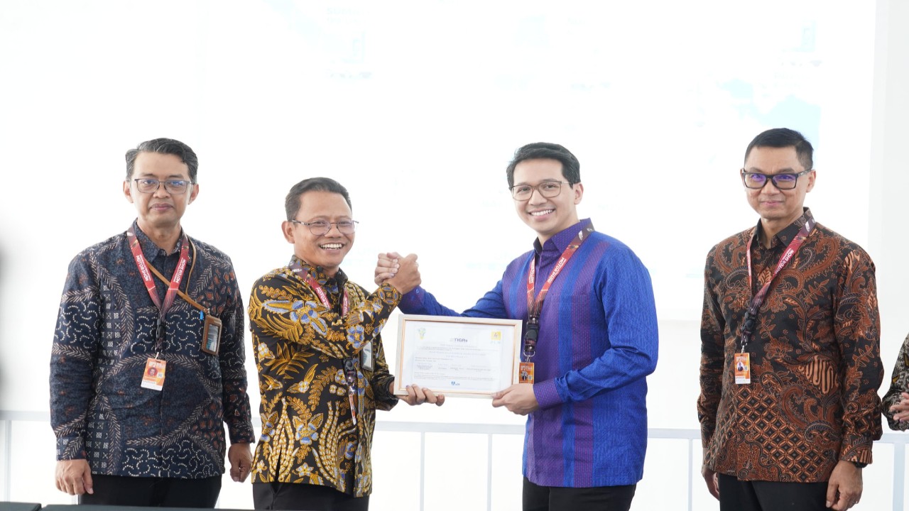 General Manager PLN UID Jakarta Raya Lasiran (kedua kiri) dan Direktur Utama PPKGBK Rakhmadi Afif Kusumo berjabat tangan usai penandatanganan perjanjian pembelian layanan REC PLN untuk kawasan GBK Jakarta/ist