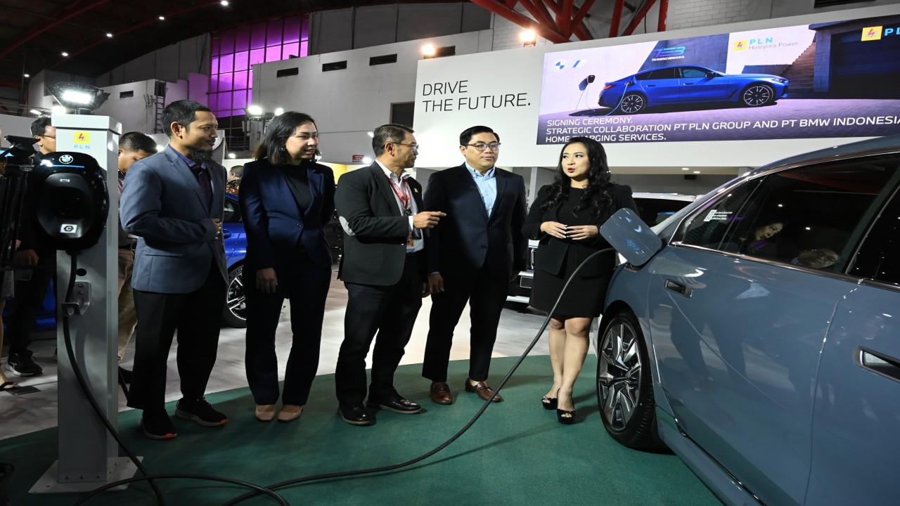 PLN jalin kerjasama dengan PT BMW Indonesia terkait program bundling layanan home charging services untuk pelanggan kendaraan listrik atau electric vehicle (EV). Foto: Humas PLN