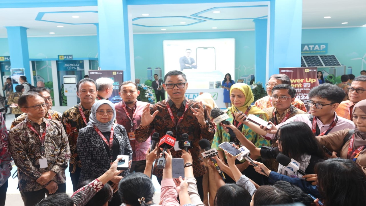Direktur Utama PT PLN (Persero) Darmawan Prasodjo saat diwawancarai oleh sejumlah wartawan. Foto : Humas PLN
